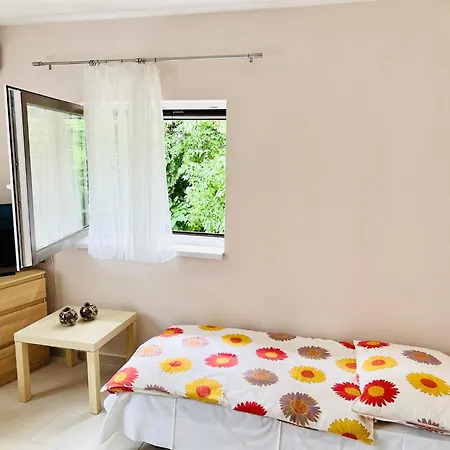 Little House With Garden Apartment *